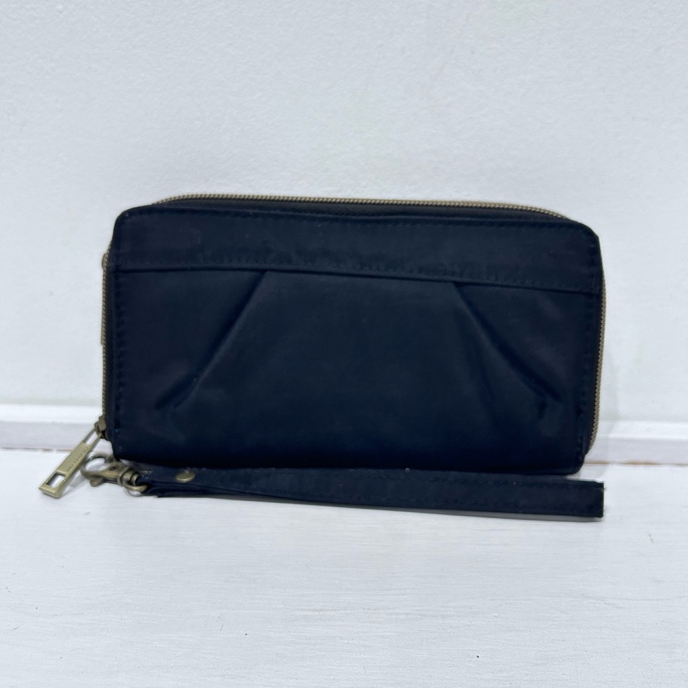 Travelon RFID Blocking Signature Pleated‎ Double Zip Black Clutch Wallet